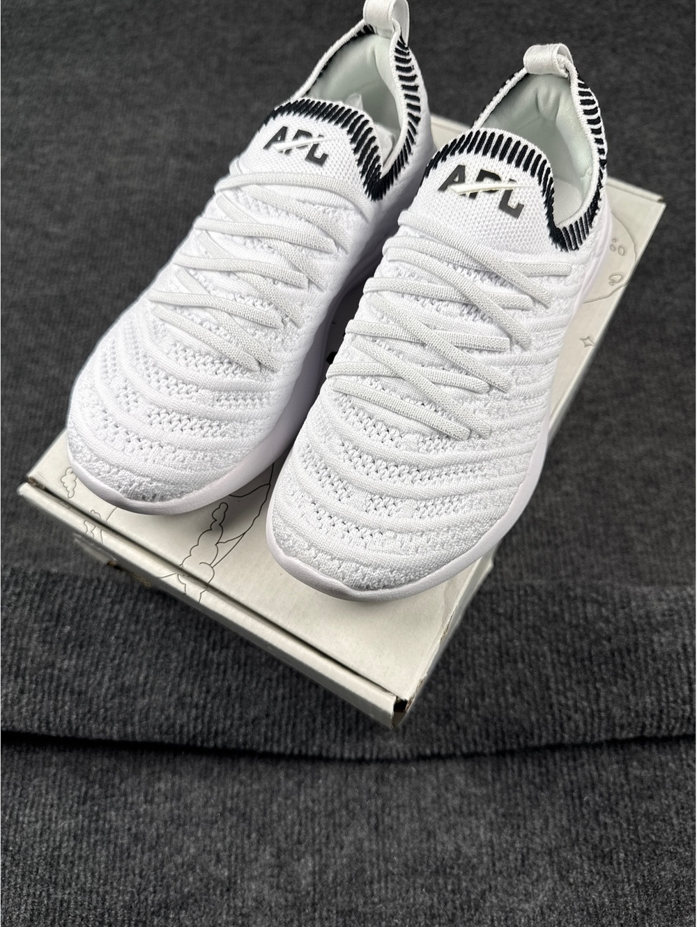 APL Youth's Techloom Wave Sneakers White/Black NIB Size 2